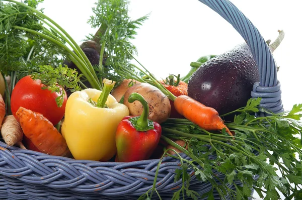 新鮮なカラフルな野菜バスケット — ストック写真