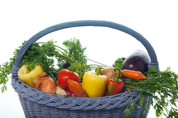 Verdure fresche colorate nel cestino — Foto Stock