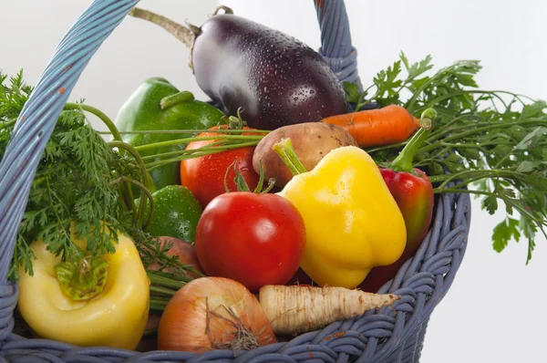 Kleurrijke groenten in de mand — Stockfoto