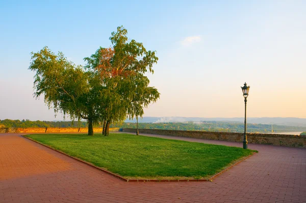 Belvedere bonito decorado com árvores e grama — Fotografia de Stock