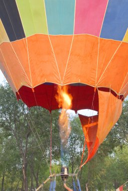 büyük renkli uçan balon uçuş için hazırlanıyorlar