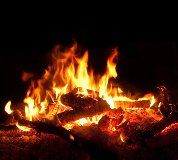 Пламя в камине вблизи — стоковое фото