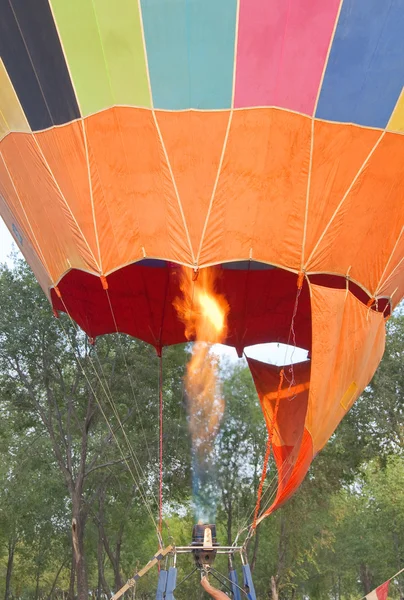 Grandi palloncini volanti colorati si stanno preparando per il volo — Foto Stock