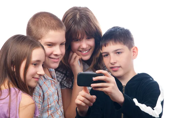 Adolescente mostrando contenido digital en su teléfono móvil a sus amigos —  Fotos de Stock