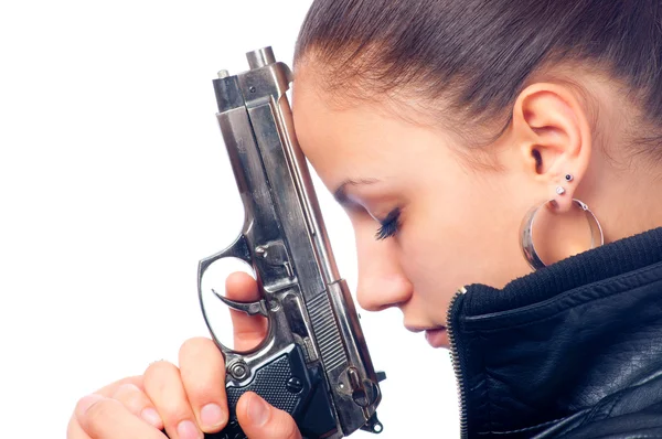 Portret van mooi meisje in zwart lederen jas houden beretta pistool — Stockfoto