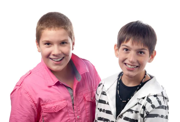 Dois meninos adolescentes bonitos sorrindo isolados no fundo branco — Fotografia de Stock