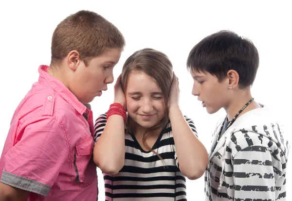 两个愤怒十几岁的男孩骚扰受惊的女孩 — 图库照片