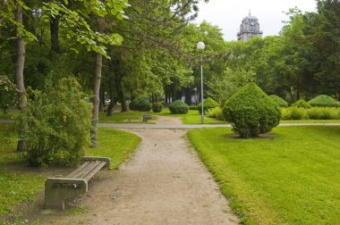 Güzel park şehir saatinden bahar başlangıcında görüntüleyin