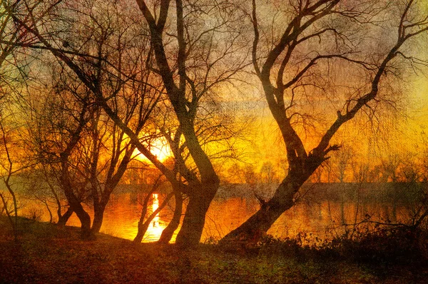 Arte grunge paisaje mostrando el amanecer sobre el río en hermoso día de otoño —  Fotos de Stock