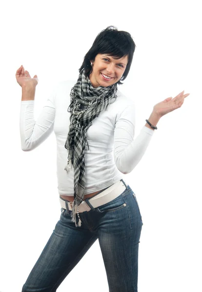 Довольно стройная женщина в джинсах, блузке и шарфе улыбается изолированно на белом — стоковое фото