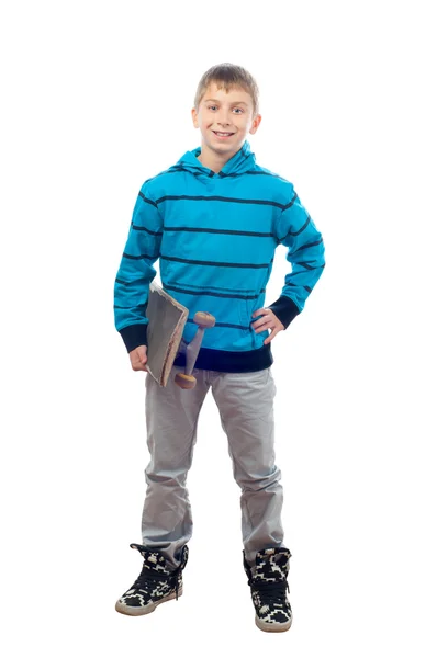 Милий хлопчик-підліток позує зі скейтбордом в руці ізольовано на білому — стокове фото