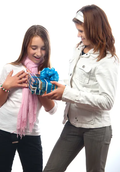 Menina adicionando um presente ao seu melhor amigo — Fotografia de Stock