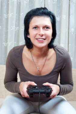 güzel bir kadın oyun pedi kullanarak bilgisayar oyunları oynama