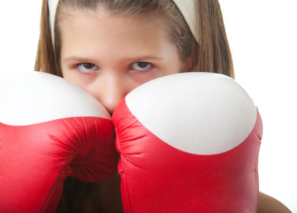 Hübsche Teenager-Mädchen posiert mit Boxhandschuhen isoliert auf weiß — Stockfoto