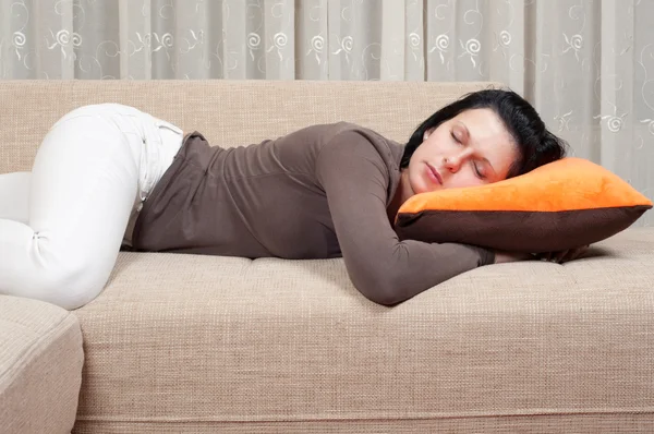 ソファの上で眠っているきれいな女性 — ストック写真