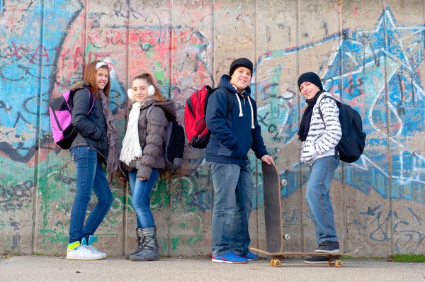 Grupp lycklig tonåringar ha kul — Stockfoto