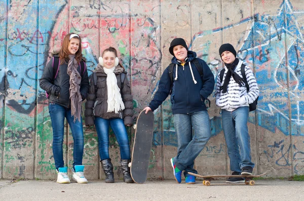 Group of teenagers going roller skating on cloudy autumn day — Stock Photo, Image
