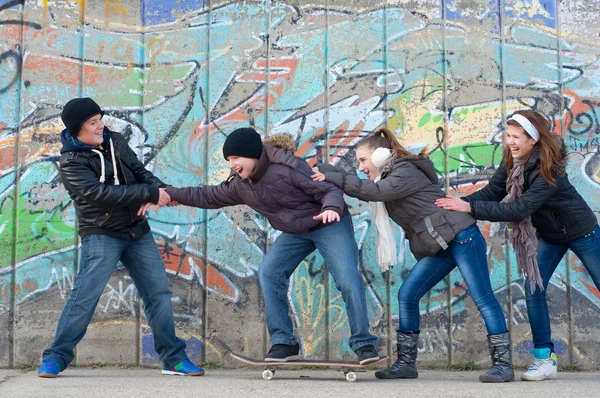 Grupp tonåringar kommer rullskridskoåkning på mulen höstdag — Stockfoto