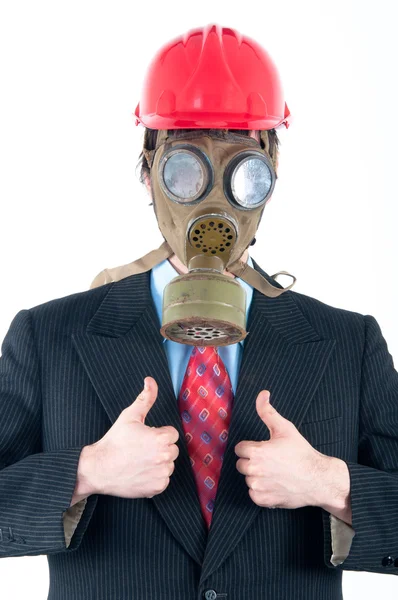 Ο άνθρωπος των επιχειρήσεων με μάσκα αερίων και κράνος που απομονώνονται σε λευκό εμφανίζονται αντίχειρες — Φωτογραφία Αρχείου