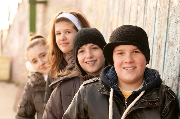 Skupina s úsměvem dospívající přátelé pózuje venku — Stock fotografie