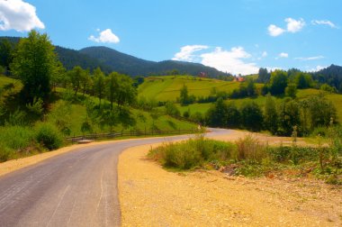 güzel yaz peyzaj gösteren road dağ yoluyla Sırbistan için tara