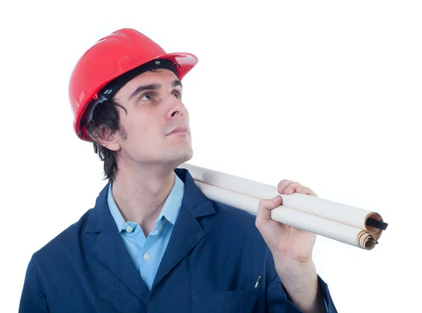 Portrait d'ingénieur portant chemise bleue, casque rouge, manteau de travail bleu — Photo
