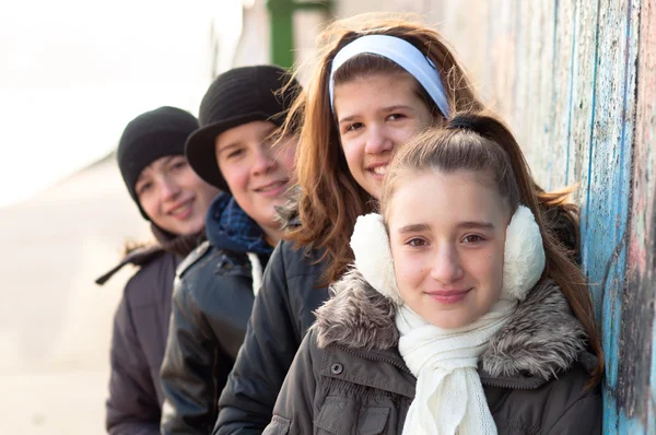 Teenage friends enjoying each others company on cold winter day — Stock Photo, Image