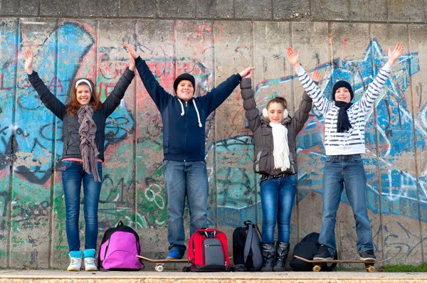 Szczęśliwy nastoletnich chłopców i dziewcząt, zabawy w środowisku miejskim Obraz Stockowy