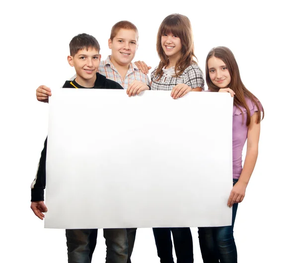 Grupo de amigos adolescentes felices sosteniendo papel vacío gigante con lugar para usted — Foto de Stock