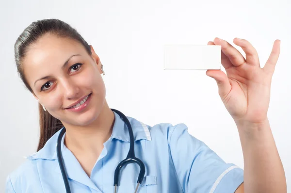 Junge Ärztin oder Gesundheitsexpertin zeigt Schachtel mit Medikamenten — Stockfoto