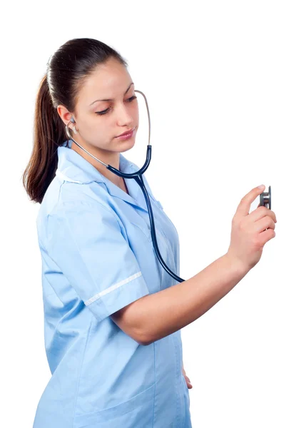 Jolie femme médecin écoutant avec le stéthoscope isolé sur blanc — Photo