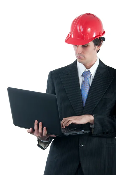 Ingeniero joven con casco rojo trabajando en el cuaderno aislado en blanco —  Fotos de Stock