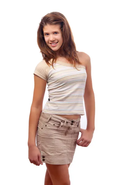 Красива усміхнена дівчина-підліток позує в короткій коричневій спідниці і короткій коричневій блузці — стокове фото