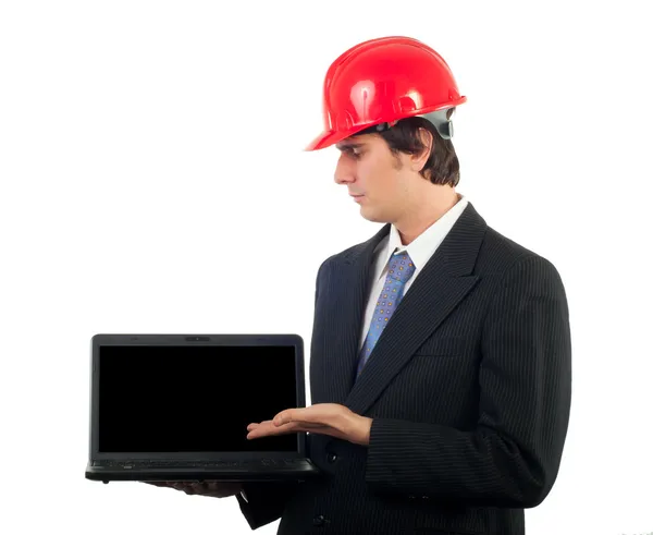 ビジネス スーツと赤いヘルメットを白で隔離されるノートブックにコンテンツを示す彼の頭の上の若いエンジニア — ストック写真