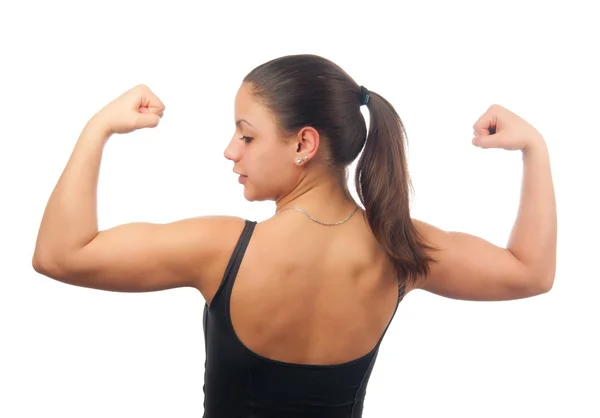Mujer joven fuerte y musculosa mostrando sus bíceps aislados en blanco —  Fotos de Stock