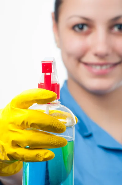 Fechar de garrafa de detergente na mão enluvada da senhora de limpeza isolada no branco — Fotografia de Stock
