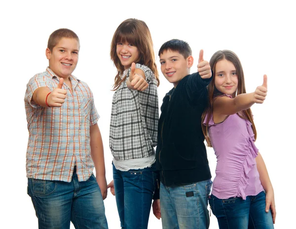 Grupp lycklig tonåriga vänner håller tummen upp — Stockfoto