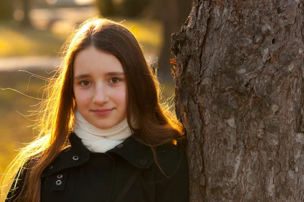 Retrato de bela menina adolescente no parque no dia ensolarado da primavera — Fotografia de Stock