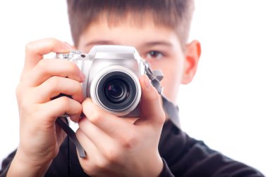 genç çocuk ile fotoğraf çekimi nokta ve ateş etmek fotoğraf makinesi
