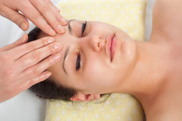 Mooie jonge vrouwen krijgen een gezicht massage — Stockfoto