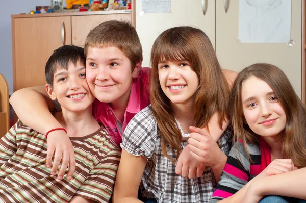 Happy teenage friends spending time together and having fun — Stock Photo, Image