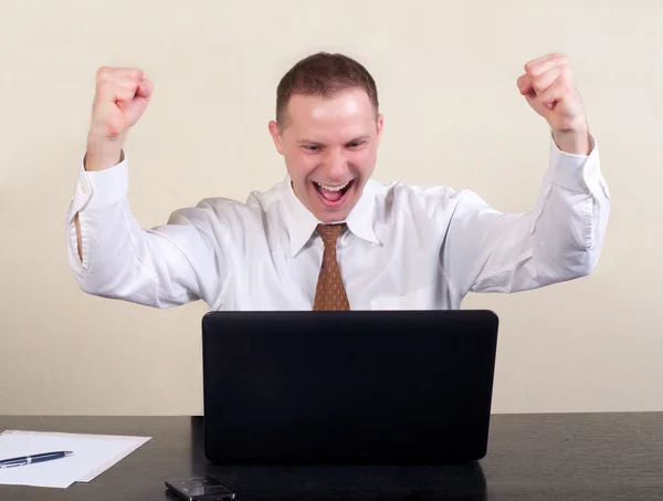 Empresário de sucesso feliz gritando de alegria na frente de seu caderno — Fotografia de Stock