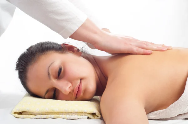 Hermosas mujeres jóvenes recibiendo un masaje en el salón de masajes —  Fotos de Stock