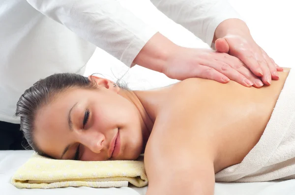 Mooie jonge vrouwen het krijgen van een massage in Masseerstudio — Stockfoto