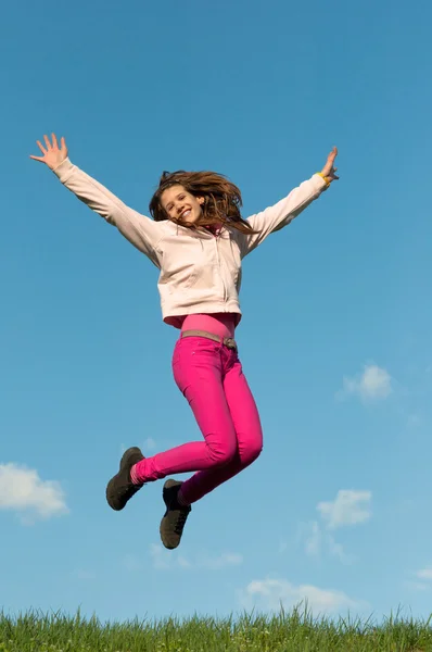 Nettes Teenager-Mädchen springt vor Freude an sonnigem Frühlingstag — Stockfoto