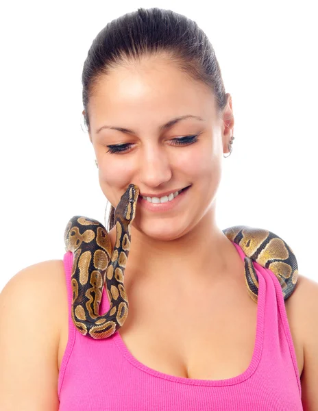 Bonito sorridente adolescente brincando com pequeno animal de estimação python isolado no branco — Fotografia de Stock
