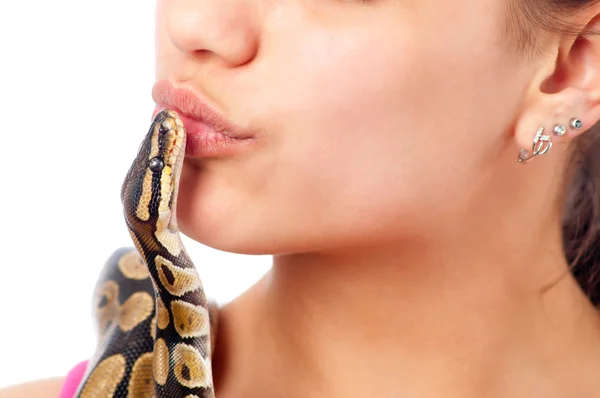 Tienermeisje zoenen kleine huisdier python — Stockfoto