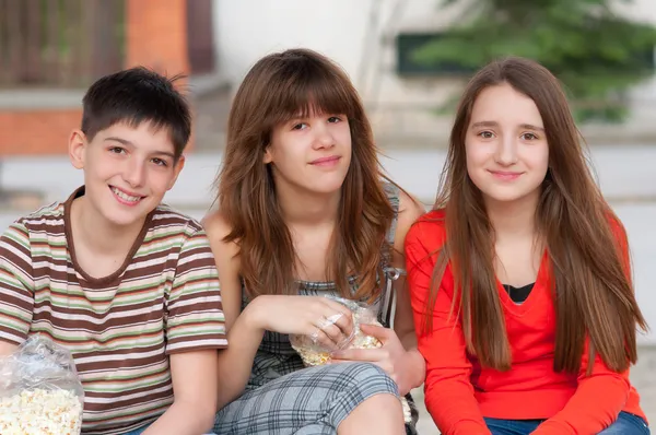 Ragazzi e ragazze adolescenti si divertono all'aperto nella bella giornata primaverile — Foto Stock