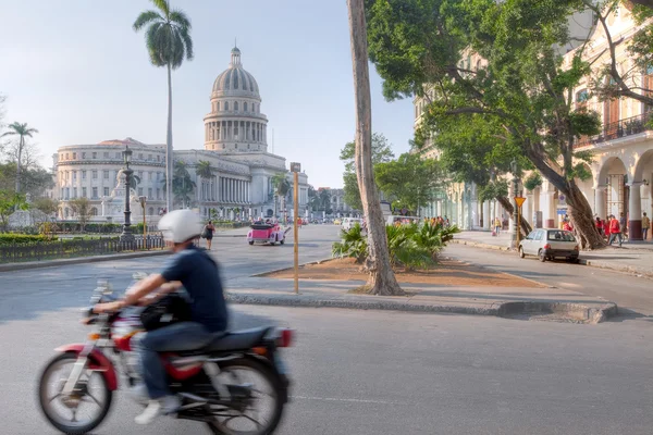 Näkymä Capitolioon Havannassa — kuvapankkivalokuva