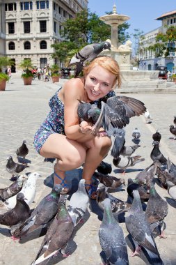 Havana'da güvercinler ile güzel bir kadın